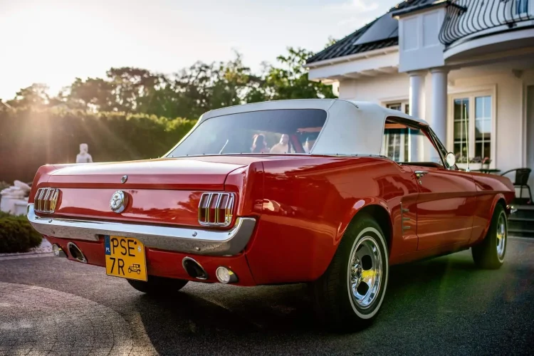Mustang-biało-czerwony-klasyk-do-ślubu-11