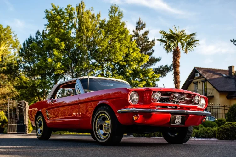 Mustang-biało-czerwony-klasyk-do-ślubu-12
