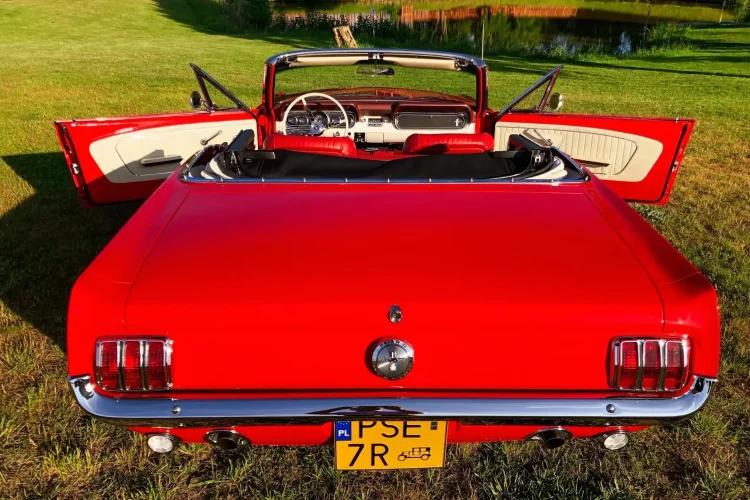 Mustang-biało-czerwony-klasyk-do-ślubu-14