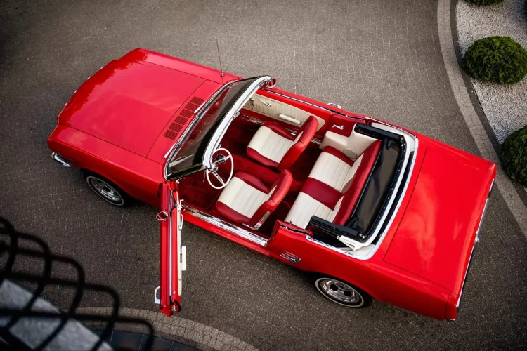 Mustang-biało-czerwony-klasyk-do-ślubu-15