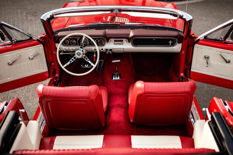 Mustang-biało-czerwony-klasyk-do-ślubu-8